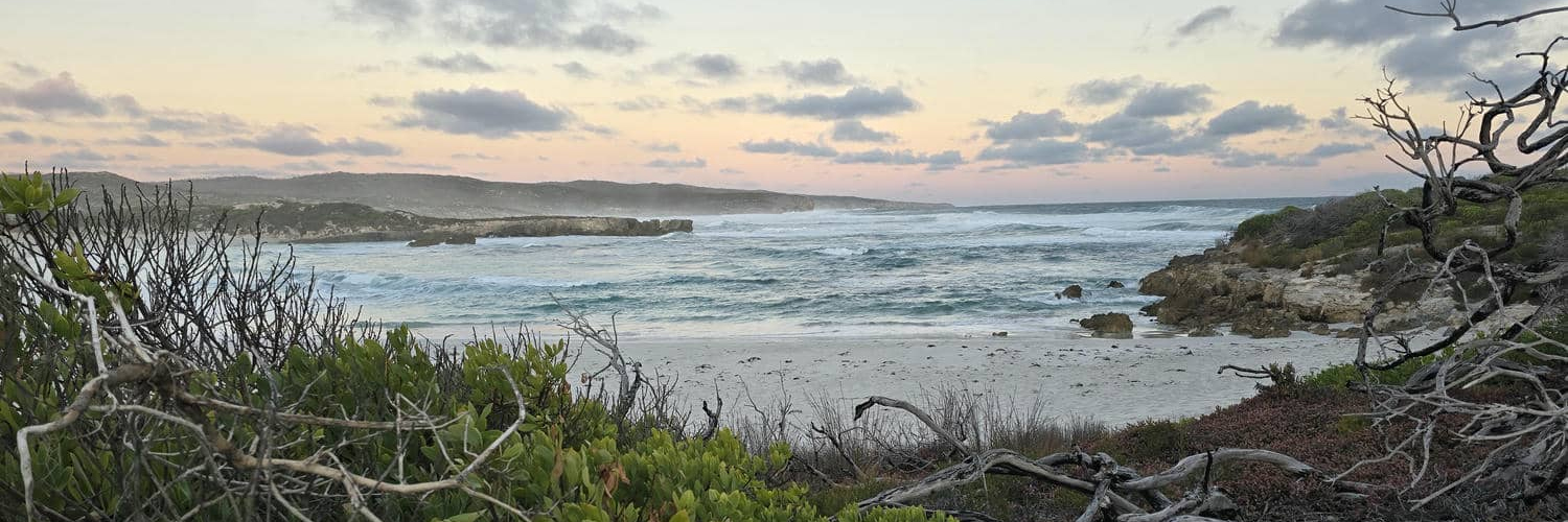 Wellengang im Meer bei Sonnenuntergang. Leben nach dem Mondkalender.