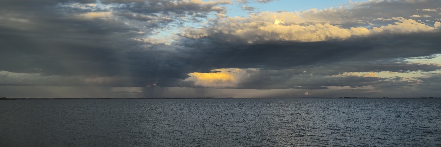 Sonnenuntergang mit Wolken über dem Meer, mystische Stimmung