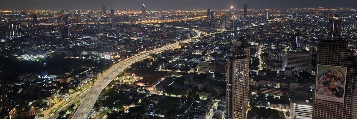 Skyline von Bangkok in der Nacht mit Wolkenkratzern und Horizont, Strassenbeleuchtung