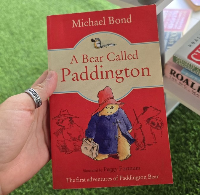 Buch "a bear called Paddington" in einer Buchhandlung in Panglao, roter Einband